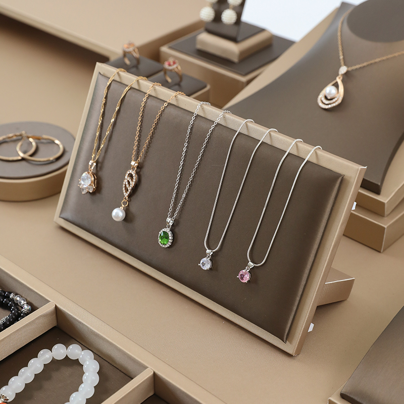 Stojak ekspozycyjny na bransol – Jewelry And Watches Exhibition recenzja i cena